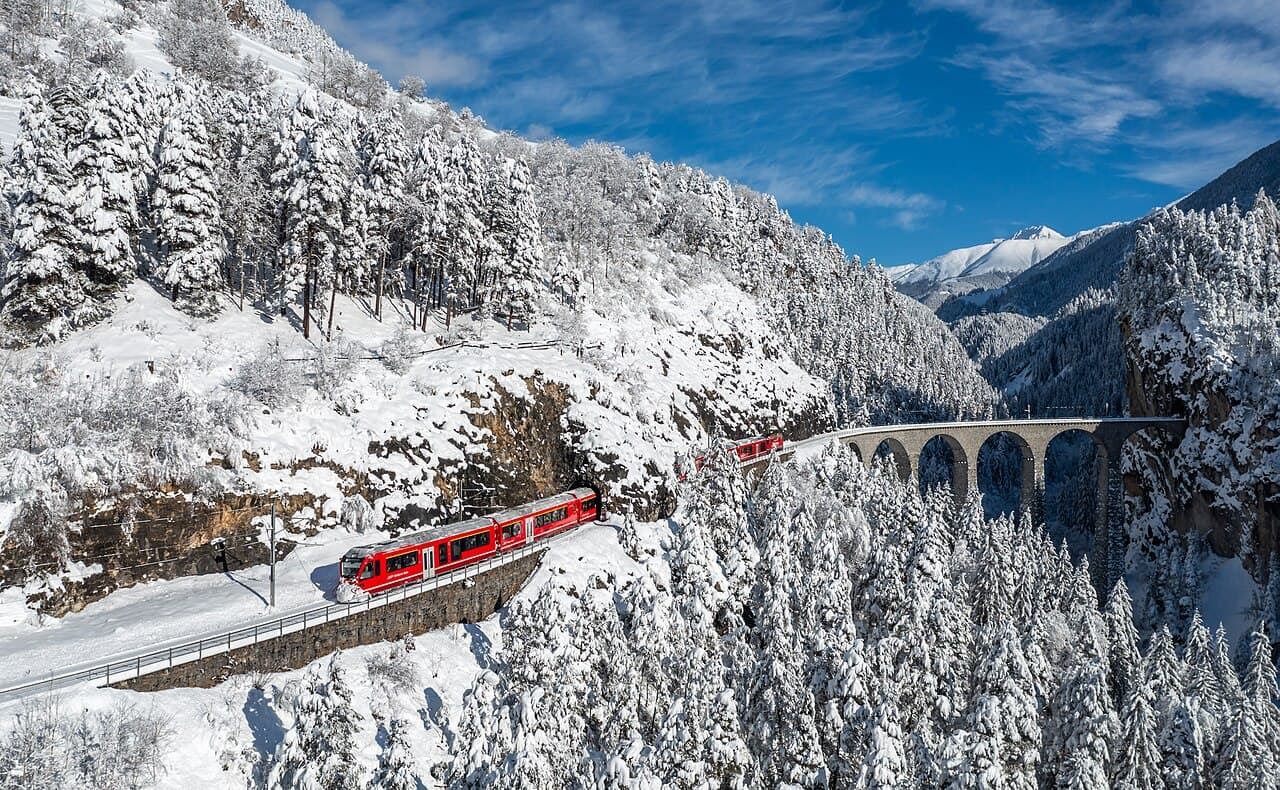RhB Alvra set pushed by a Ge 4/4 II locomotive between Filisur and Alvaneu