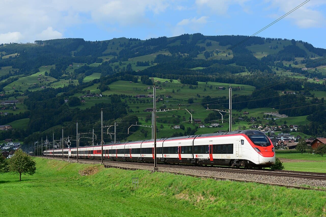Giruno on an open line with mountains behind