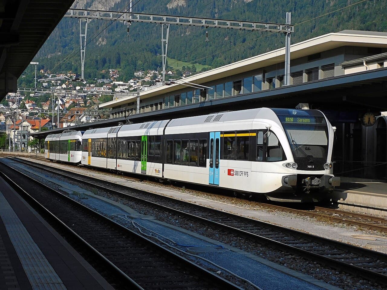 Two coupled Thurbo RABe 526 GTW units with SBB logos at Chur station
