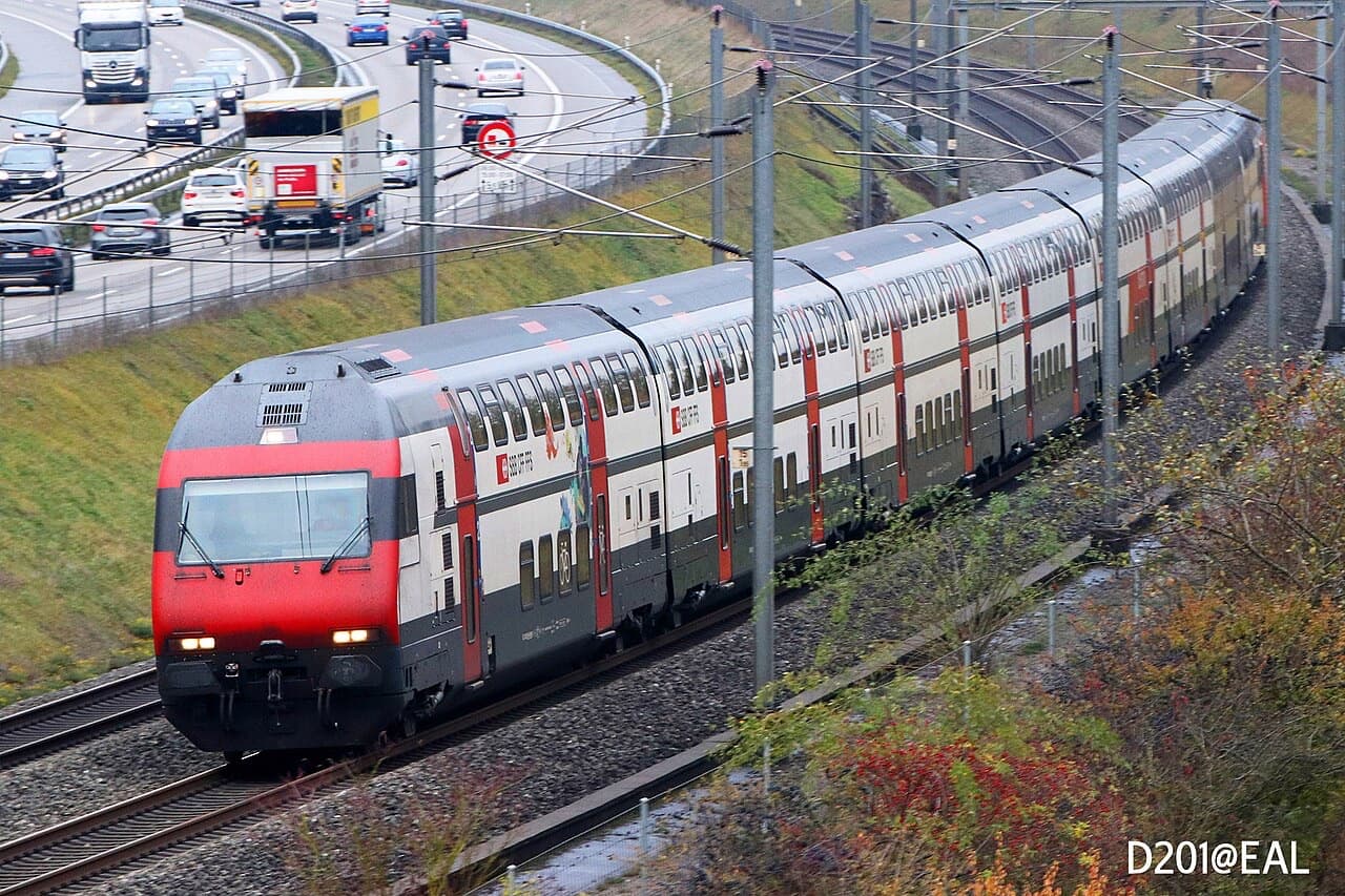 IC2000 control car leading a double-deck train