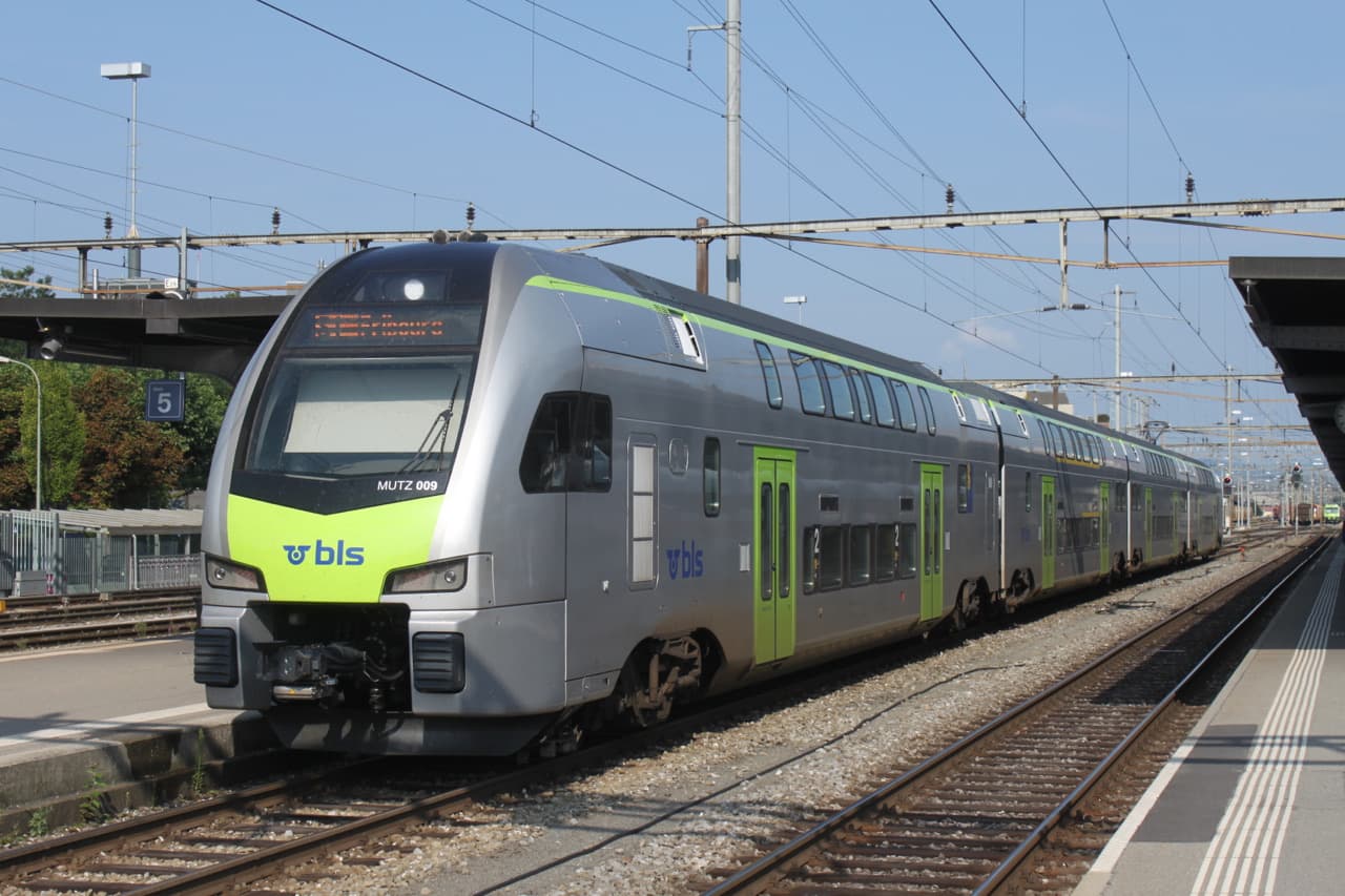BLS RABe 515 MUTZ double-deck train at a platform in Thun, seen from the front three-quarter