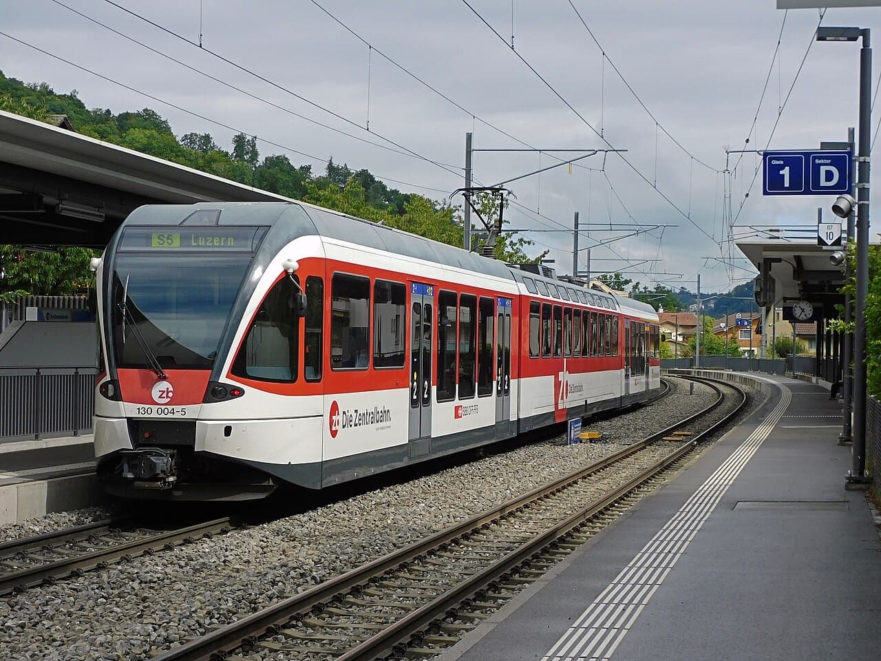 Zentralbahn SPATZ (ADe 130 003, refurbished) at Hergiswil Matt station, front three-quarter view