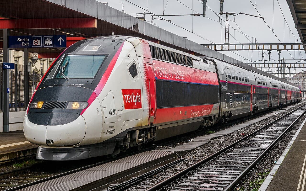 TGV Lyria Euroduplex 4721 in red-and-white Lyria livery at a platform in Genève-Cornavin, seen from the front three-quarter